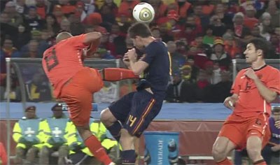 Nigel de Jong kick Xabi Alonso