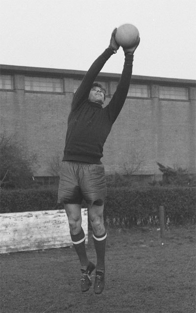 Lev Yashin catch the ball.jpg